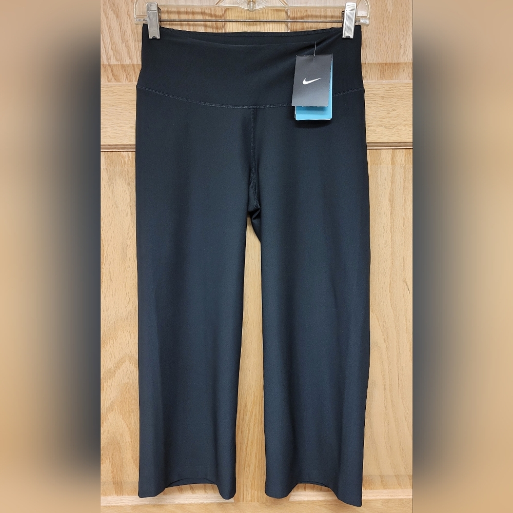 Nike Dri-Fit NWT Women's XS Crop Capri Yoga Pants Black Style 484537